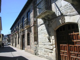 stojící na okraji starobylého města Cacabelos,