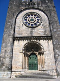 a chrám San Juan s monumentálním portálem