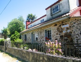 Cesta pak vede do městečka Lavacolla