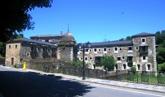 knihovna s 30000 svazky a albergue pro 500 poutníků