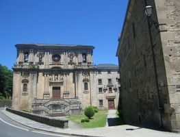 Uvnitř je chrám s varhanami o 3850 píšťalách,