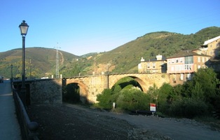 Přes řeku Valcarce se klene most,