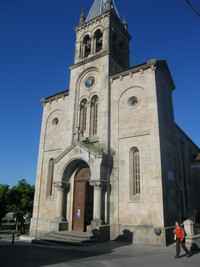 Nad poutním schodištěm Escalera de Fonte tam stojí kostel San Salvador