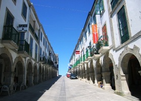 Z náměstí Plazza Mayor vede svažitá avenida s paláci Casa del Conde, Palacio Berbetoros aj.