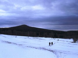 Pak je třeba přejít pláň směrem k Vlčí hoře,