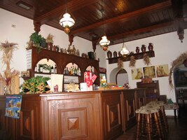 a rád ztěžka usedá v některé z okolních osvěžoven