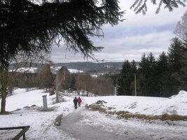 a pomalu scházet z kopce do osady Pětidomí