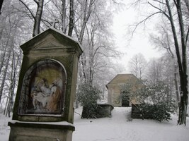 s křížovou cestou a Božím hrobem