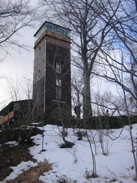 na jejímž vrcholu stojí rozhledna