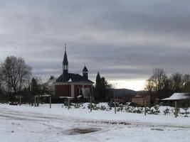 Od rozhledny na Vlčí hoře je třeba sestoupit do stejnojmenné vsi