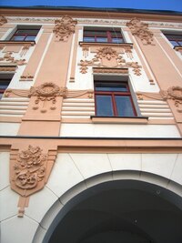 Průčelí domů jsou tu krásná