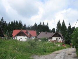 Pak se objevily i větší zděné domy