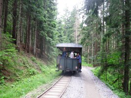 s raritní lesáckou úvraťovou železničkou
