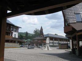 Rekonstruovaná a zmodernizovaná je tu celá náves