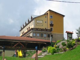 a o kus výše přepychový hotel Husárik