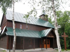 kde je tento starý dřevěný kostel (dnes farní úřad),