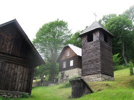 Jenže, osada? Kdepak, lyžařské středisko s vleky!