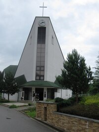 ale i tento kostel hypermoderní