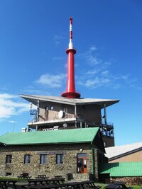 a na vrcholu Lysé hory svítí slunce