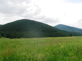 ale do místa noclehu jsme došli včas (v pozadí vrch Úšust)