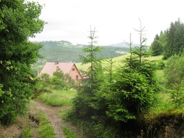 a sestupujeme podél sjezdovky dolů