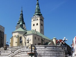 Ráno v Žilině před kostelem Nejsvětějsí Trojice