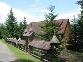 a tady už první chalupa horského střediska