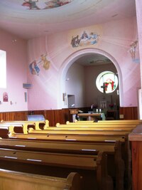 a jeho skromný interiér