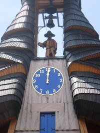 Je digitální, řízený signály ze satelitů,