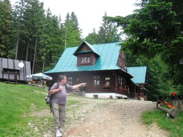 V pozadí restaurace, ale na co to Tomáš ukazuje?