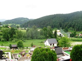 Nad místním hřbitovem