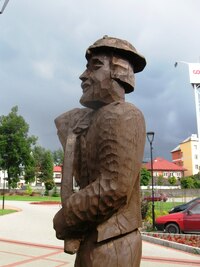 a dřevěná socha typického "kopaničiara"