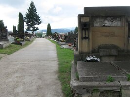 Nad městem je hřbitov