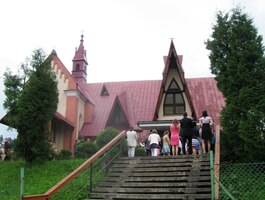 a rázovitou svatbou v rázovitém neo-kostele