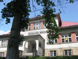 Jmenuje se tu po něm i škola