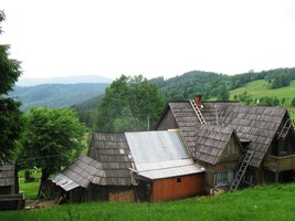 Mezi místními dřevěnicemi