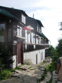 Zdobí ji hrdé polské symboly