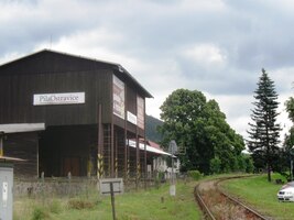 Přešli jsme koleje a zamířili do restaurace Freund,