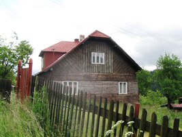 Tyto jsou nad městečkem Korňa,