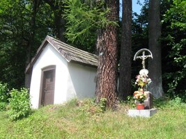 Cesta pak neúprosně stoupá kolem kapličky