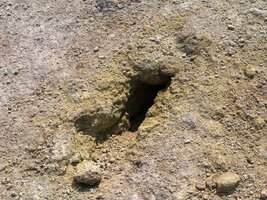 touto dírou asi přišli a zase zmizeli