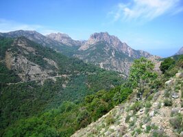 Jedeme nad soutěskou Spelunca (čti Špeluňka)