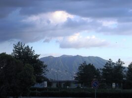 Jedeme domů a tam vzadu je Vesuv. Sbohem, Středomoří!