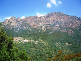 a nad horskými vesnicemi směrem k moři