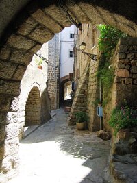 Je tu plno kavárniček a hospůdek