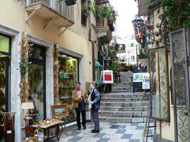 Převládají svažité úzké uličky a schodiště,