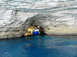 Vjíždíme do místní tajůplné jeskyně