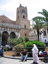 Klášterní komplex s normanským chrámem a dvě náměstí v jeho okolí,