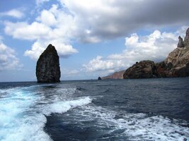 A plavba pokračuje dále kolem malebných útesů