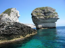 Moře je neuvěřitelně modré,